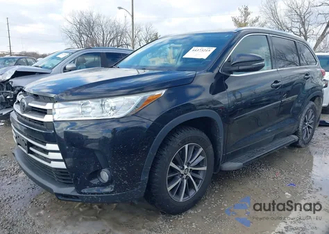 2018 Toyota Highlander Xle z USA, uszkodzony, nr VIN 5TDJZRFH0JS836885